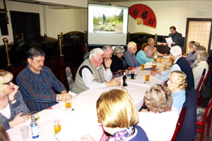 Manfred Overrath begr��t die Mitglieder