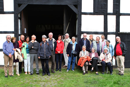 Gruppe vor dem alten Bauernhaus - klick f�r gro�es Bild