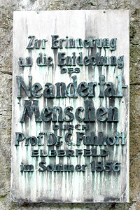 Erinnerungstafel an den Neanderthal-Menschen