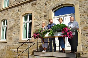 freuen sich �ber die Blumen - R. Gieselmann, M. Overradt, H. Follrichs,  W. Hermes - klick f�r gro�es Bild
