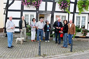 vor dem Haus der Fam. Hermes - klick f�r gro�es Bild