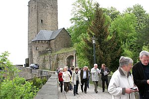 die Gruppe an der Burg