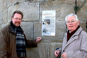 Das Schild an der Burg - klick f�r gro�es Bild