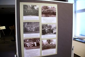 Ausstellungstafel mit alten Bildern der Ch�re