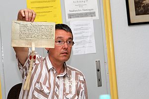 Thomas Weiß mit der Urkunde