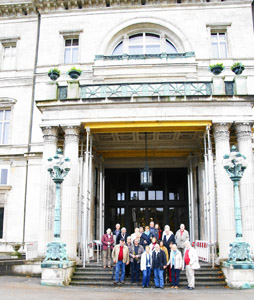 Gruppenfoto vor der Villa - klick fr groes Bild